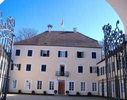 Eingang zum Schloss mit blauem Himmel in Hintergrund