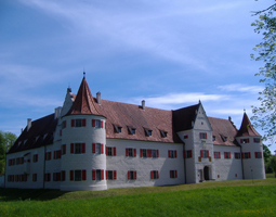 Das Schloss vor blaumem Himmel