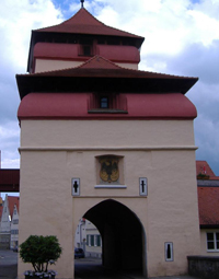 Stadttor aus Stein mit Durchfahrt und kleinen Fenstern