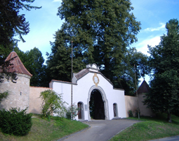 Einfahrt zum Schloss